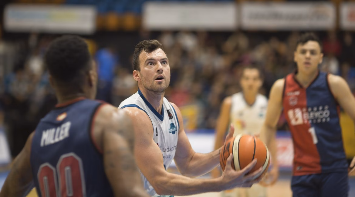 El Hestia renueva a Adrián Méndez