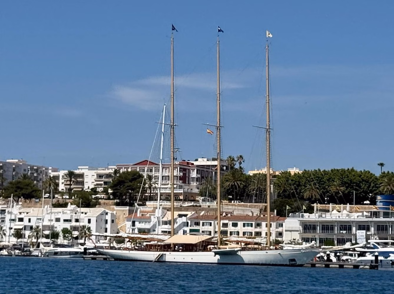 (La foto) Atraca en Maó el velero en el que Jaime Botín escondió un Picasso