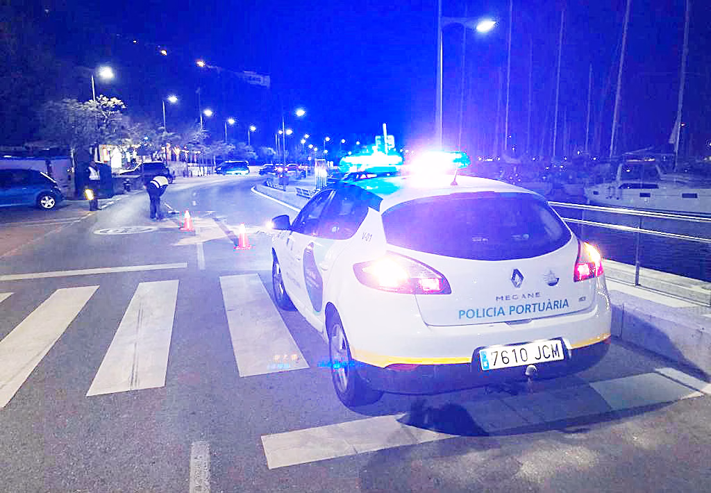 Vuelca una furgoneta en el puerto de Maó