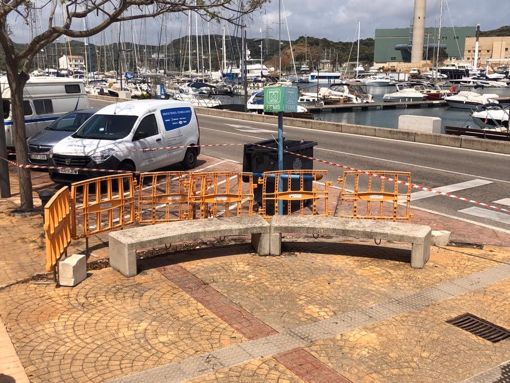 (Fotos) Dos conductores se dan a la fuga tras provocar accidentes en el puerto de Maó