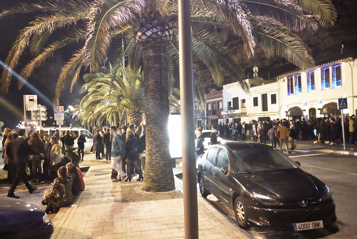 Un joven hallado inconsciente en el puerto de Maó ingresa en la UCI con pronóstico grave