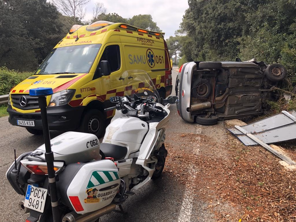 (Fotos) Un herido en un aparatoso accidente en la carretera de Fornells