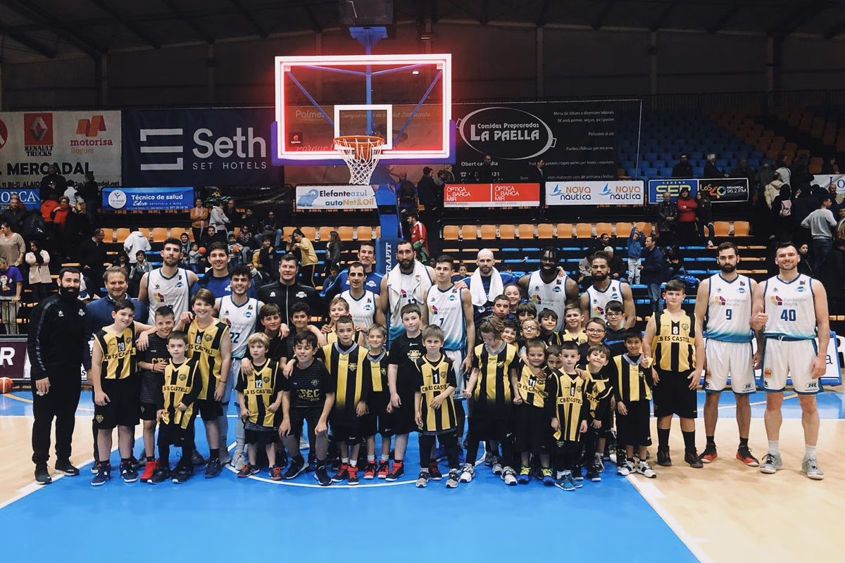 (La foto) Los más pequeños del CB Es Castell, con el Hestia Menorca