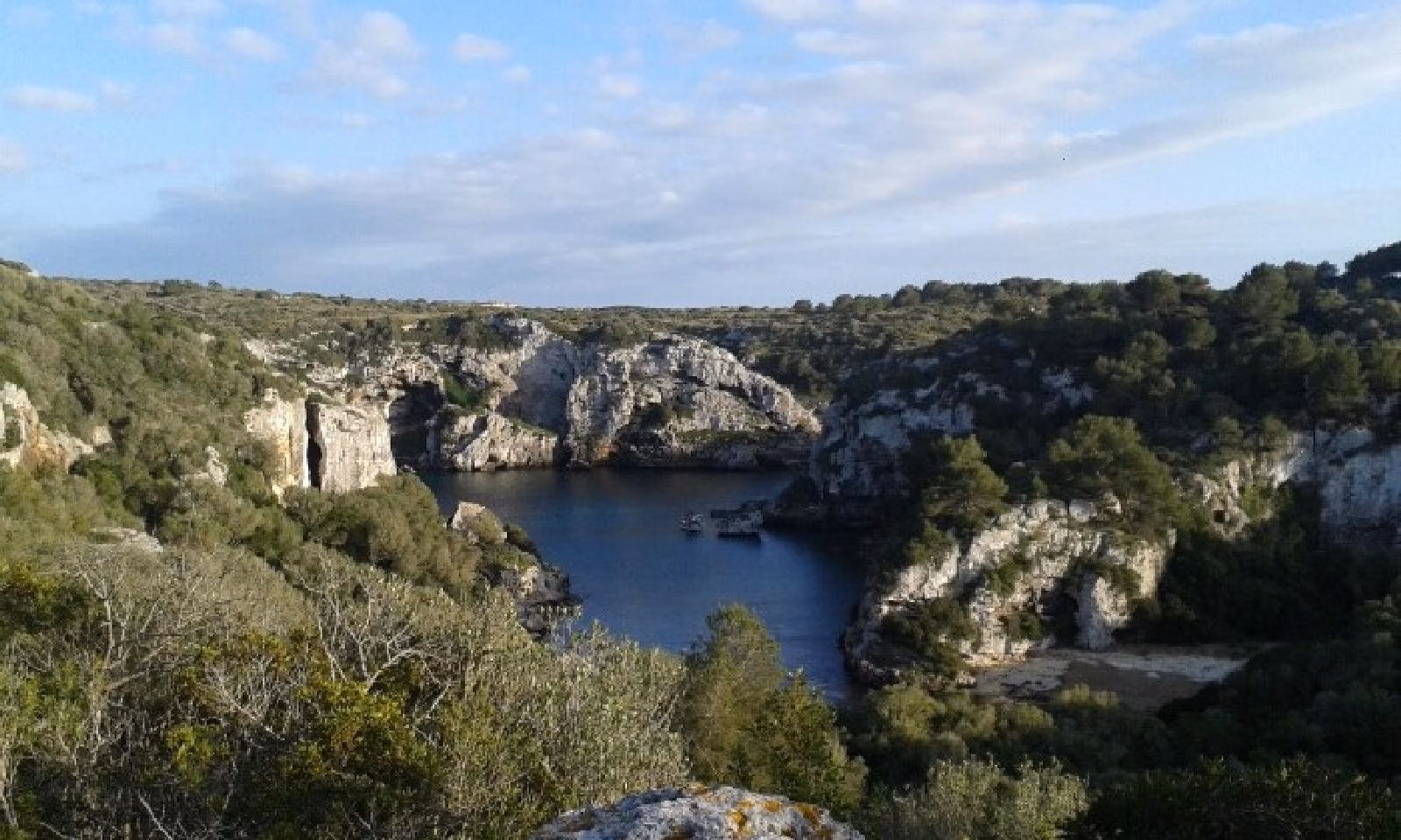 Rescatan a una turista francesa tras caerse por un acantilado en Cala'n Porter