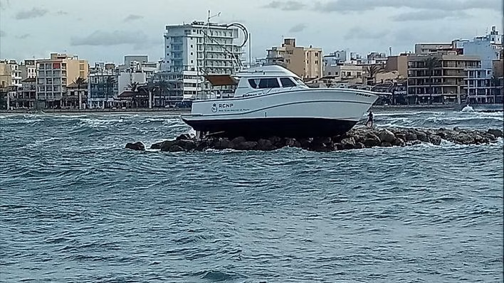 (Vídeo) Encalla un barco del comité de regatas del Princesa Sofía de vela