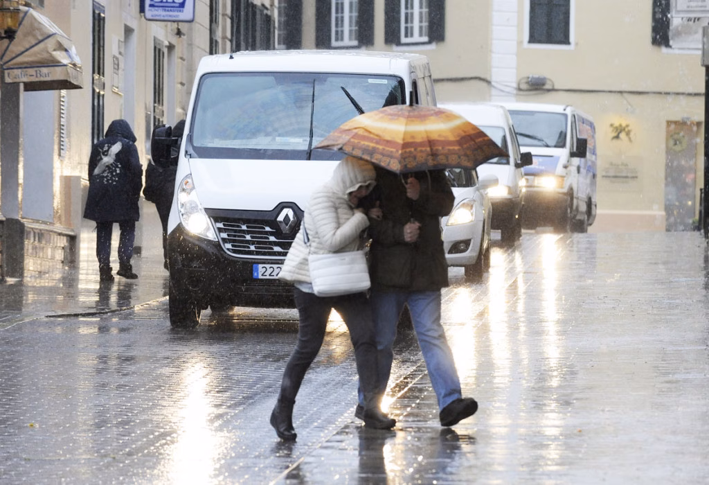 Las lluvias dejan 2 litros en Ciutadella y el viento obliga a cerrar el puerto