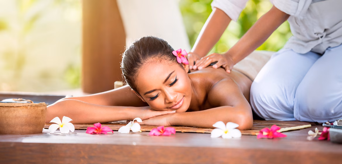 Masajes corporales con aceites esenciales que relajan cuerpo y mente