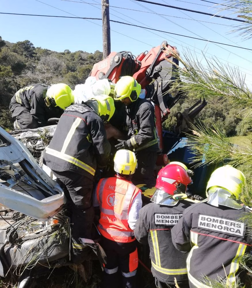 Rescatan al conductor de un camión accidentado en Es Mercadal