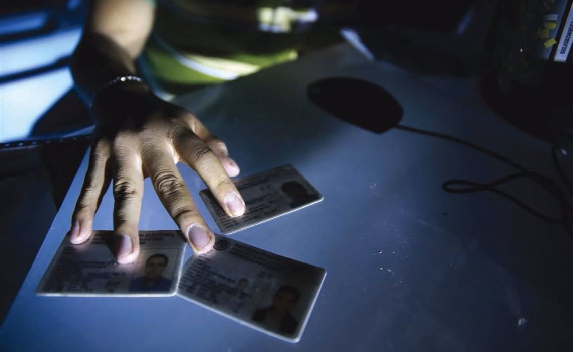 Cae el mayor laboratorio de falsificación de documentos del país