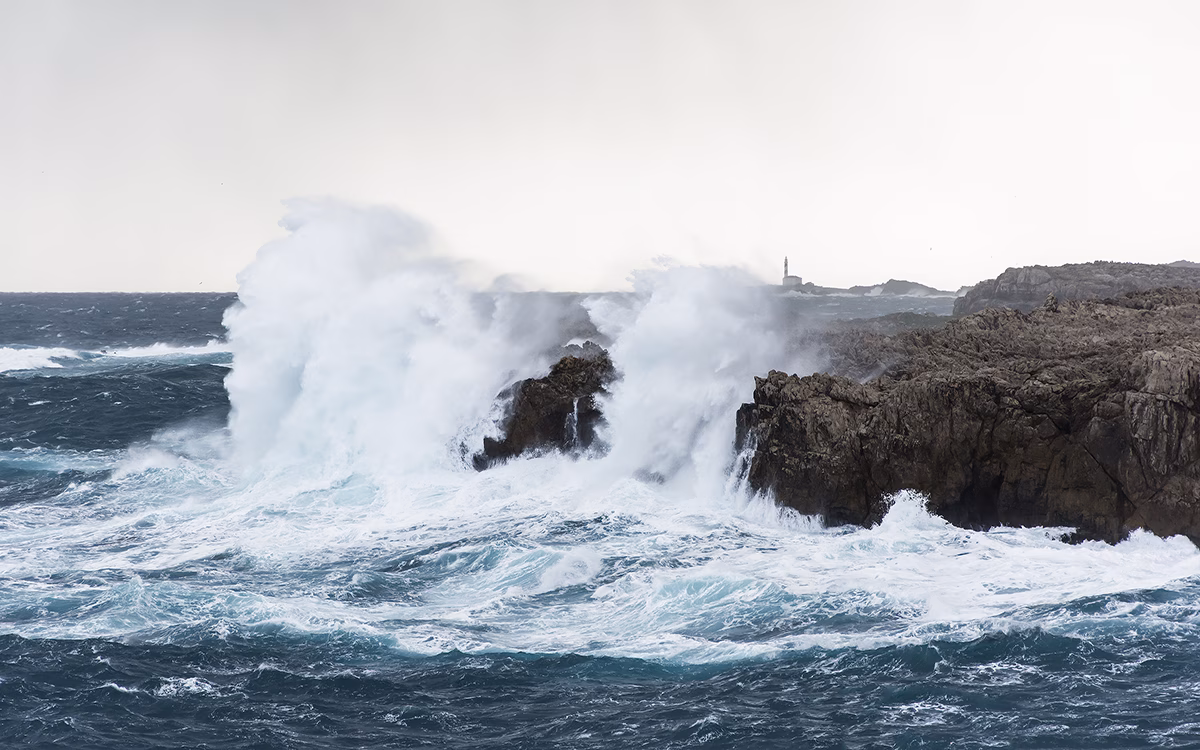 La borrasca "Helena" deja olas de más de 6 metros en Maó y viento de 62 kmh en Es Mercadal