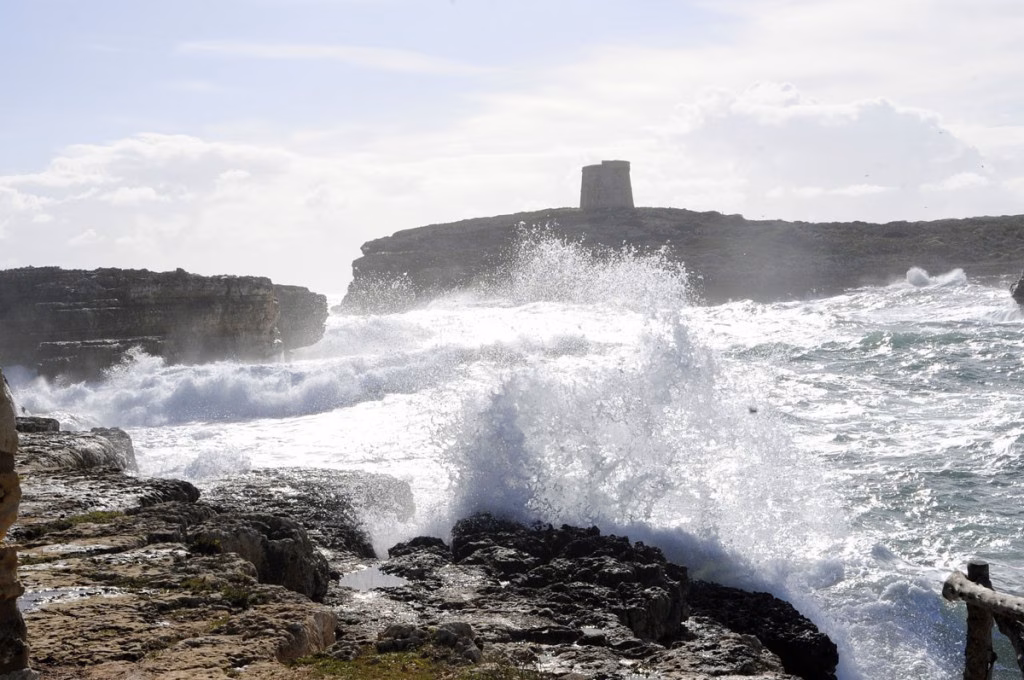 Olas de más de 10 metros en Maó y viento de 94 kilómetros por hora en Es Mercadal