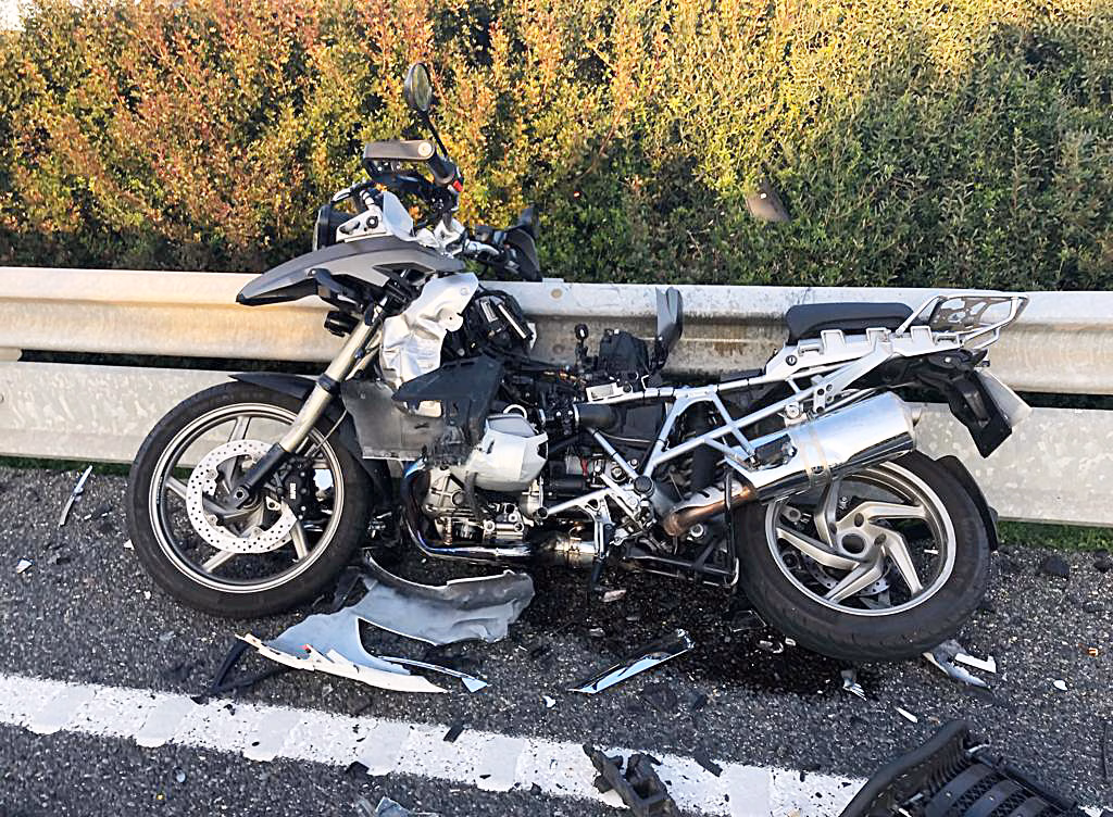(Fotos) Herido un motorista en un aparatoso accidente en la carretera general