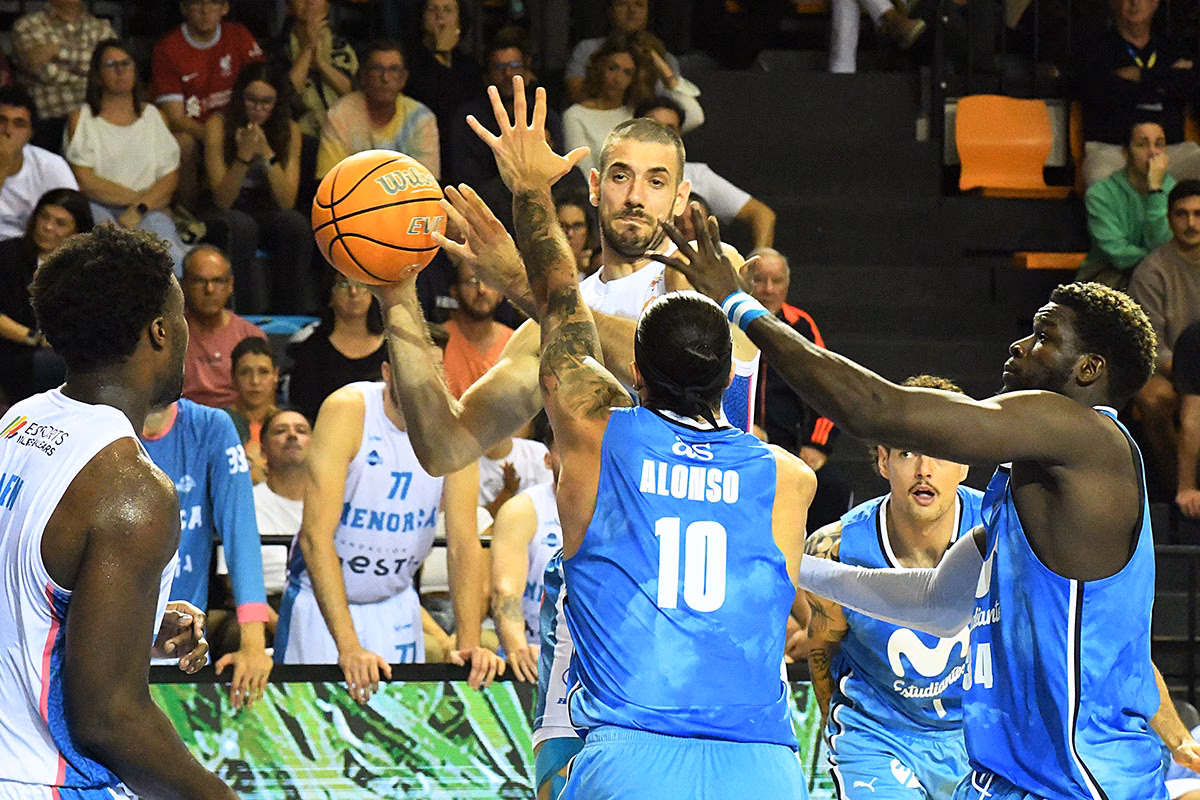El Estudiantes se lleva el triunfo ante un Hestia Menorca a rachas