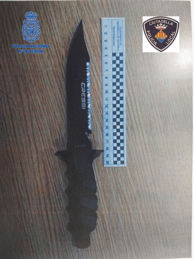 Asaltada en su vehículo y con un cuchillo en el cuello