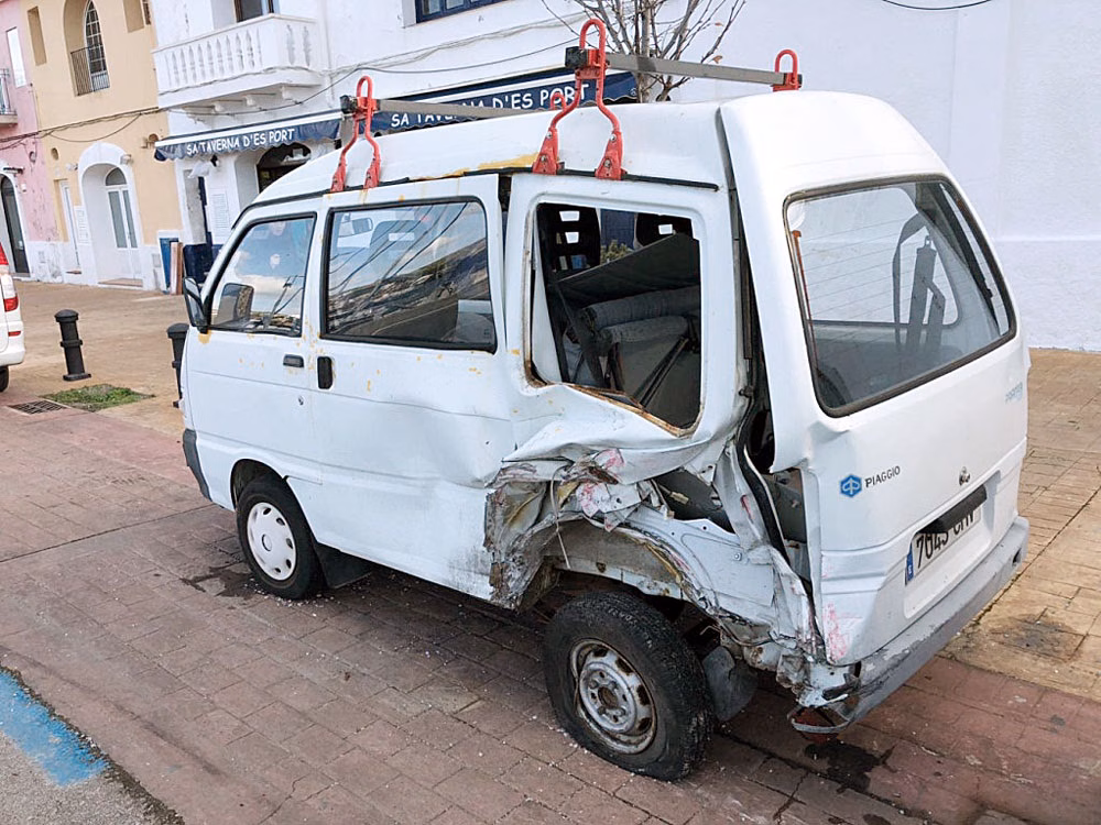 La Policía busca a tres jóvenes que se han fugado tras provocar un accidente