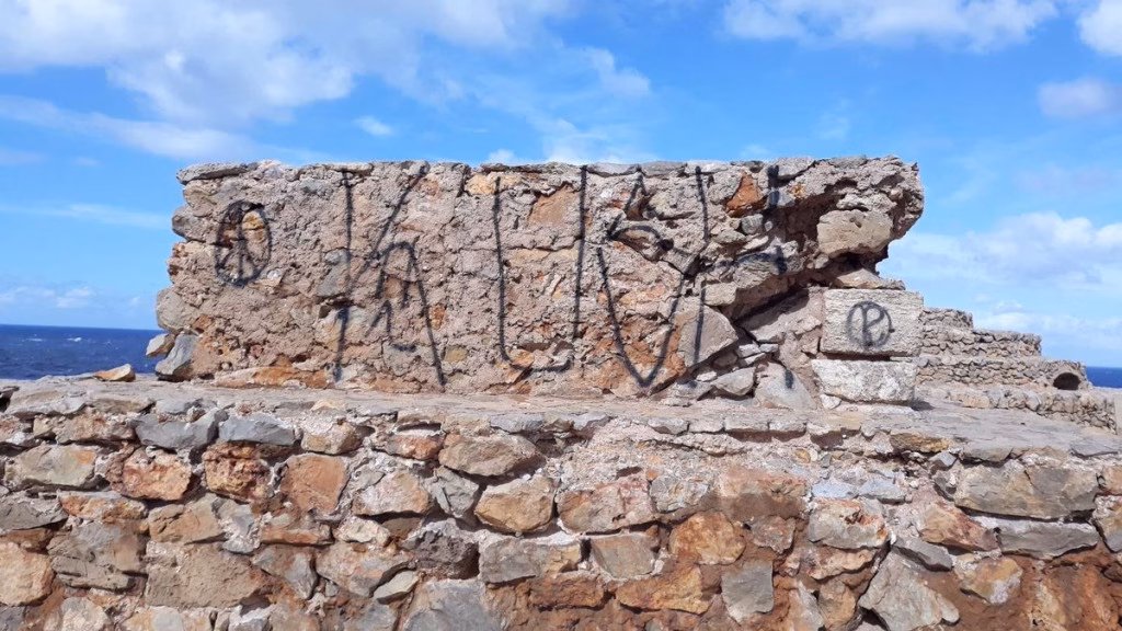 Detenido el presunto autor de las pintadas en las baterías militares de Punta Nati