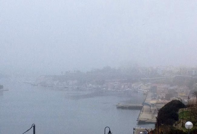 La niebla causas estragos: vuelos cancelados, aviones que no aterrizan y alerta amarilla
