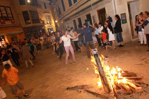 Seis fiestas de calle y once "festers" encenderán la noche previa a Sant Joan