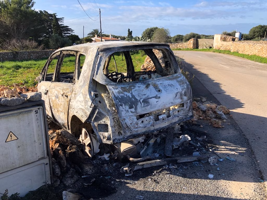 El dueño del coche calcinado en Binibeca denuncia que se lo robaron