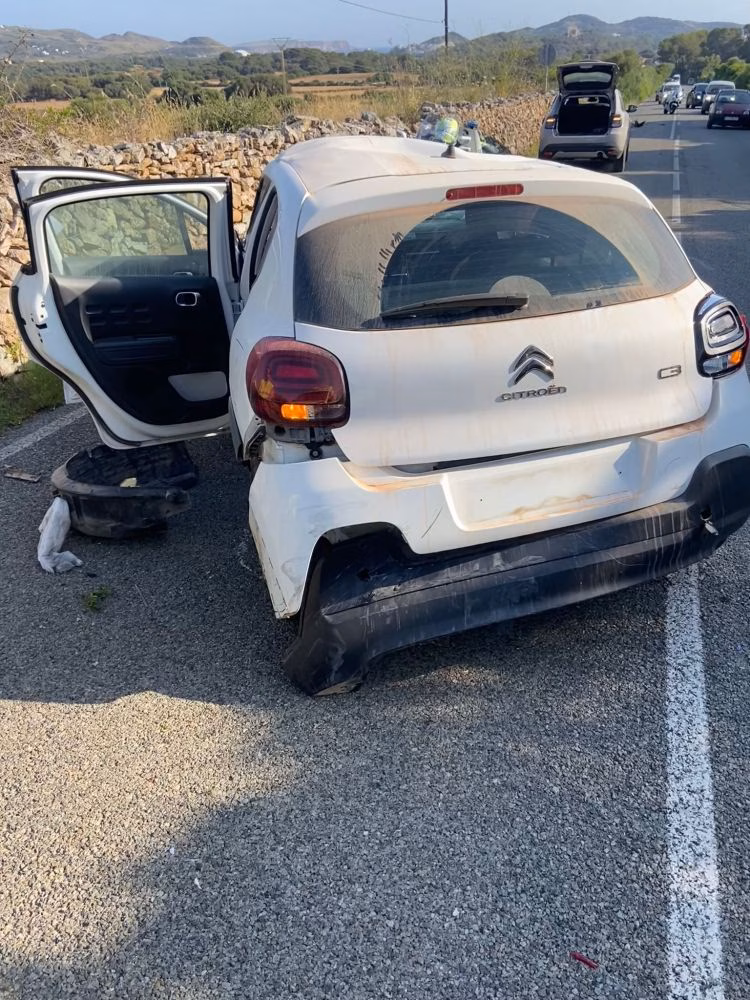 (Fotos) Aparatoso accidente entre dos vehículos entre Es Mercadal y Es Migjorn