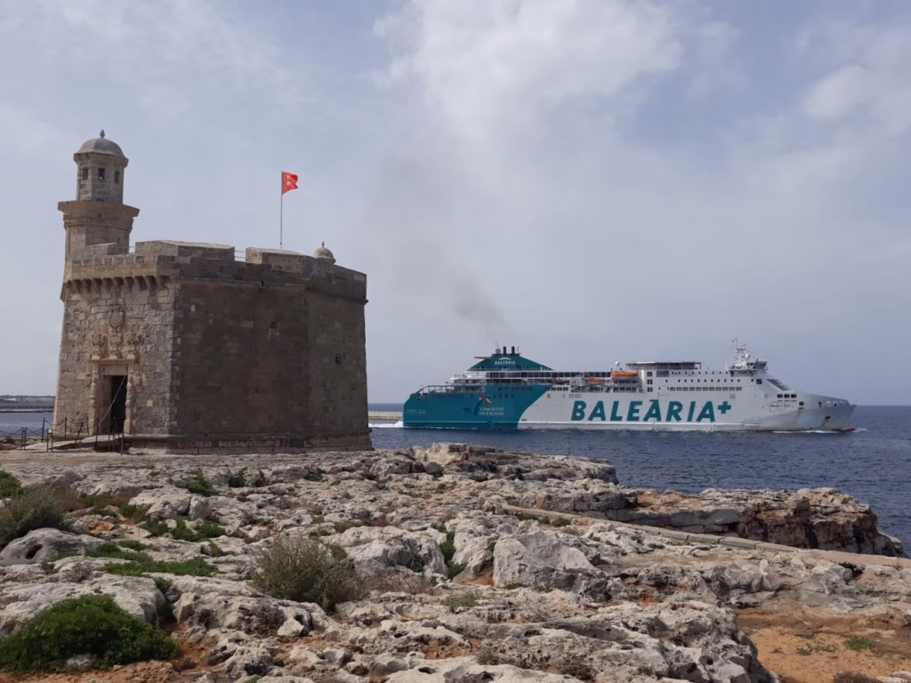 Abre el puerto de Ciutadella tras dos días cerrado
