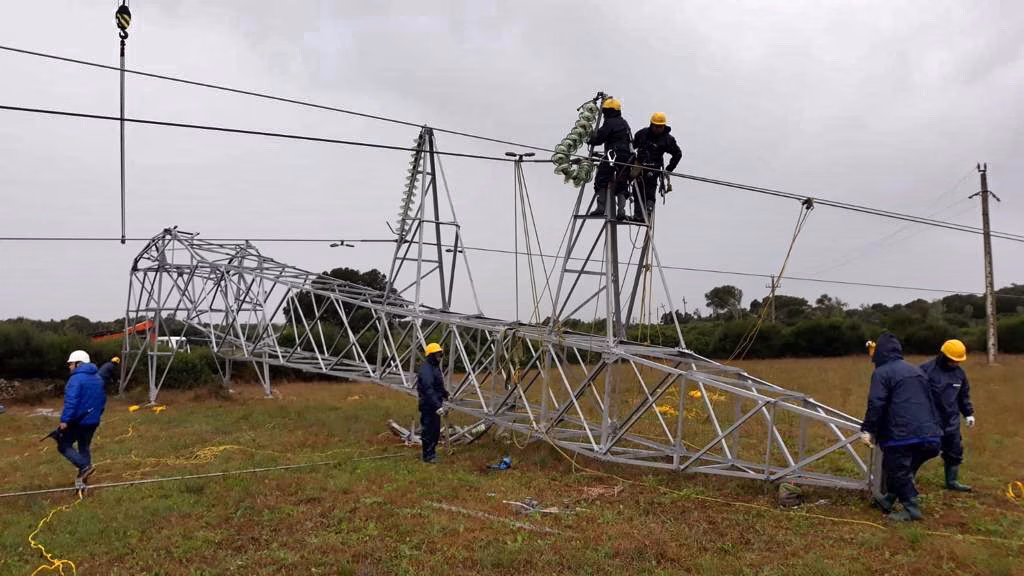 (Fotos) Red Eléctrica asegura que restablecerá el suministro en un máximo de 48 horas