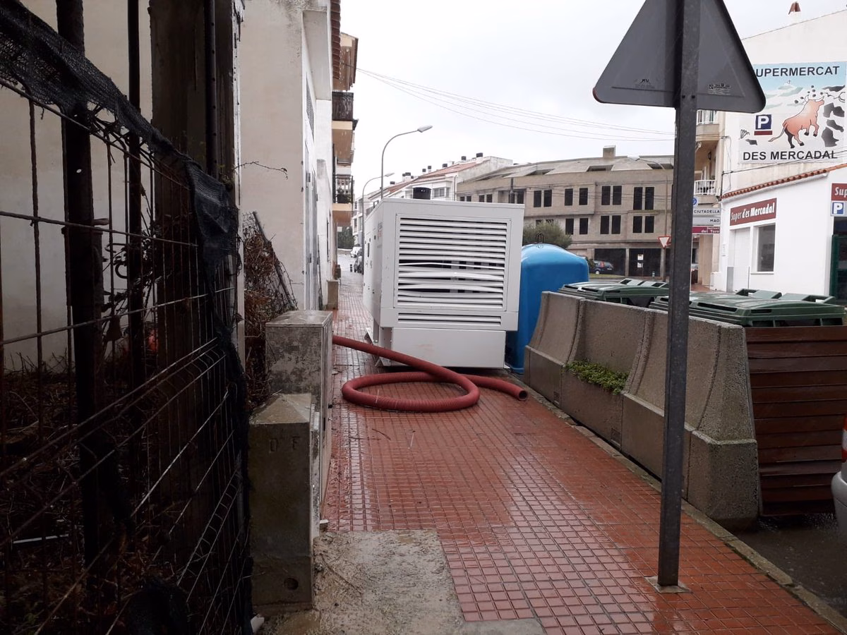 (Fotos) Conectan cuatro grupos electrógenos en Es Mercadal y uno en Fornells