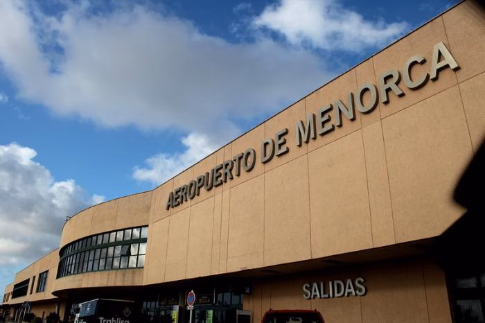 El mal tiempo provoca retrasos en los vuelos de Menorca