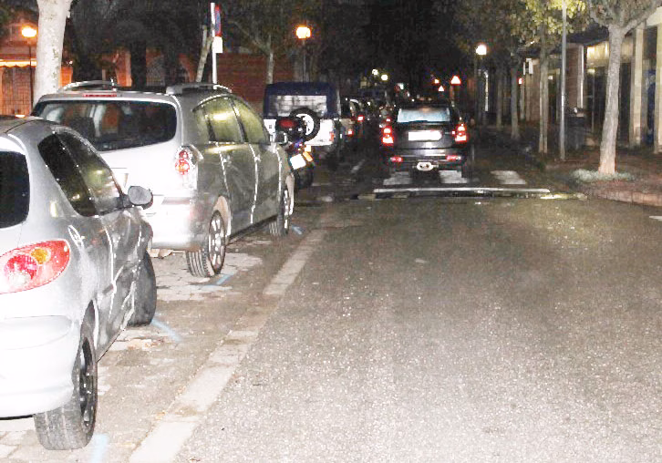 Un conductor choca contra 2 vehículos aparcados en Ciutadella