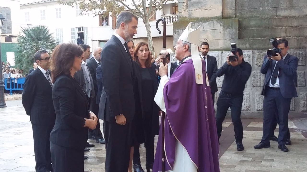El menorquín Sebastià Taltavull oficia la multitudinaria misa por las víctimas de Mallorca