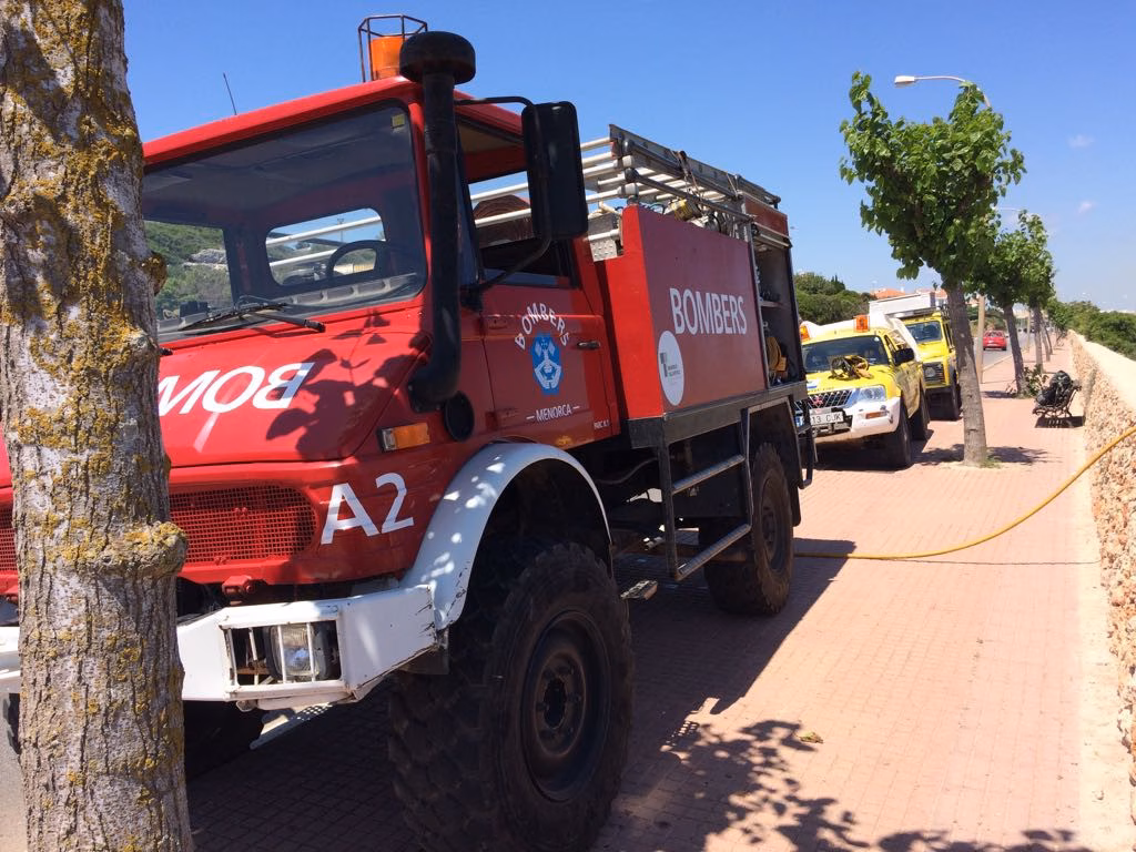 Una conductora se precipita con su furgoneta por un puente en Ciutadella