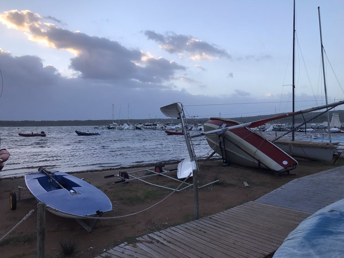 El viento alcanza los 83 kmh en Es Mercadal y tumba embarcaciones en Fornells