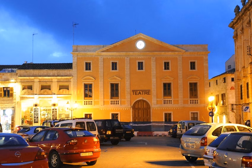 Choca con su vehículo contra el Teatro del Born cuando se fugaba de un accidente