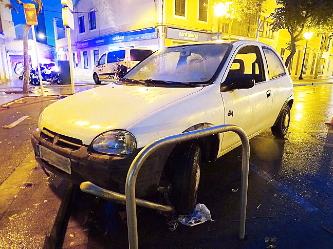 Detenido un conductor tras estrellar su coche en Ciutadella triplicando la tasa de alcoholemia