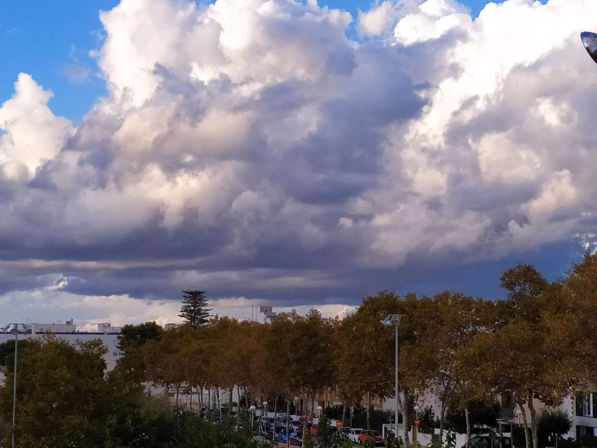 Intervalos nubosos y viento cambiante este lunes en Menorca