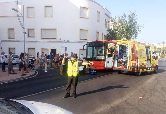 Un autobús atropella a una mujer en Maó