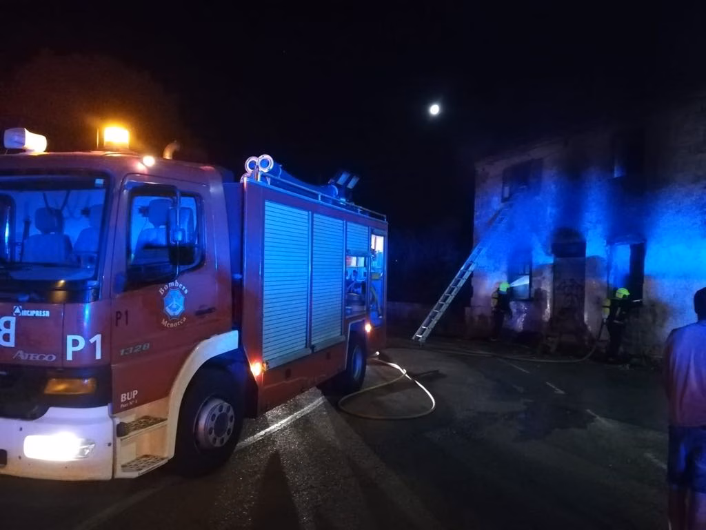 (Fotos) Incendio en una casa en ruinas de Maó
