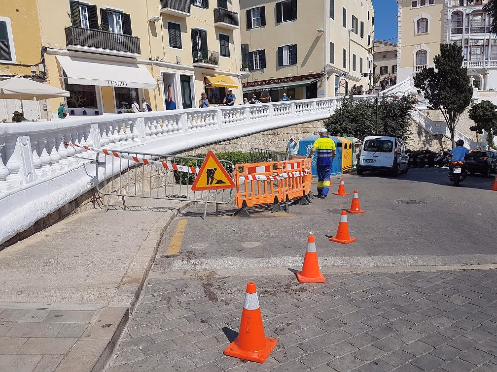 (La foto) Aparece un agujero en la "Costa de ses Voltes" de Maó