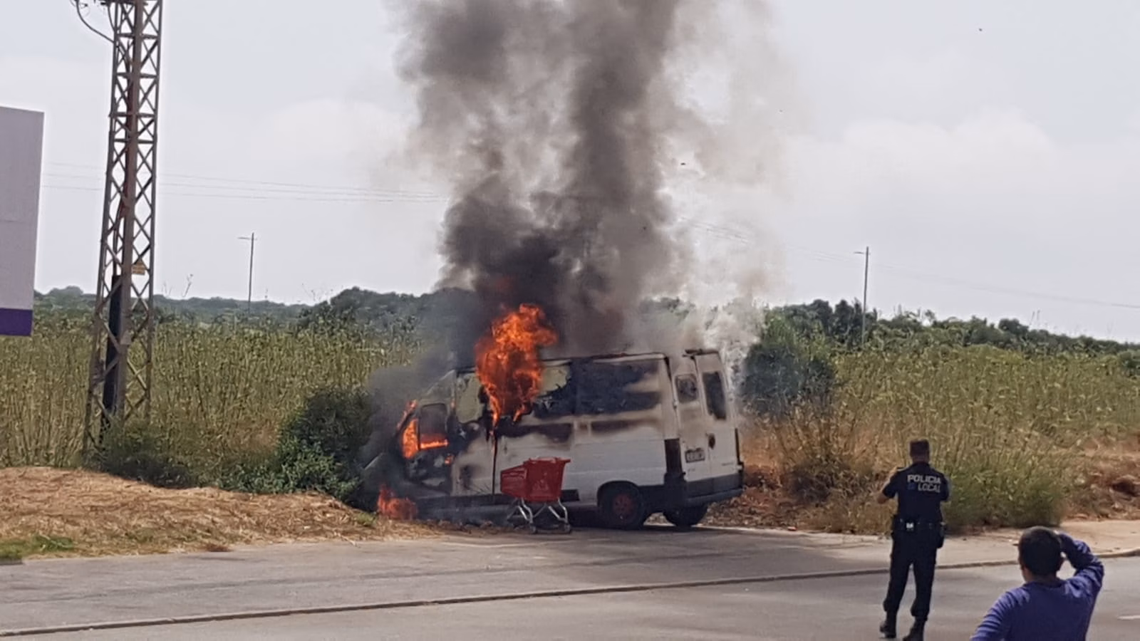 (Vídeo) Arde una furgoneta en Sant Lluís