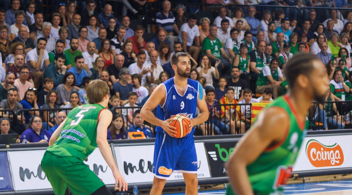 El pívot Biel Torres también renueva con el Bàsquet Menorca