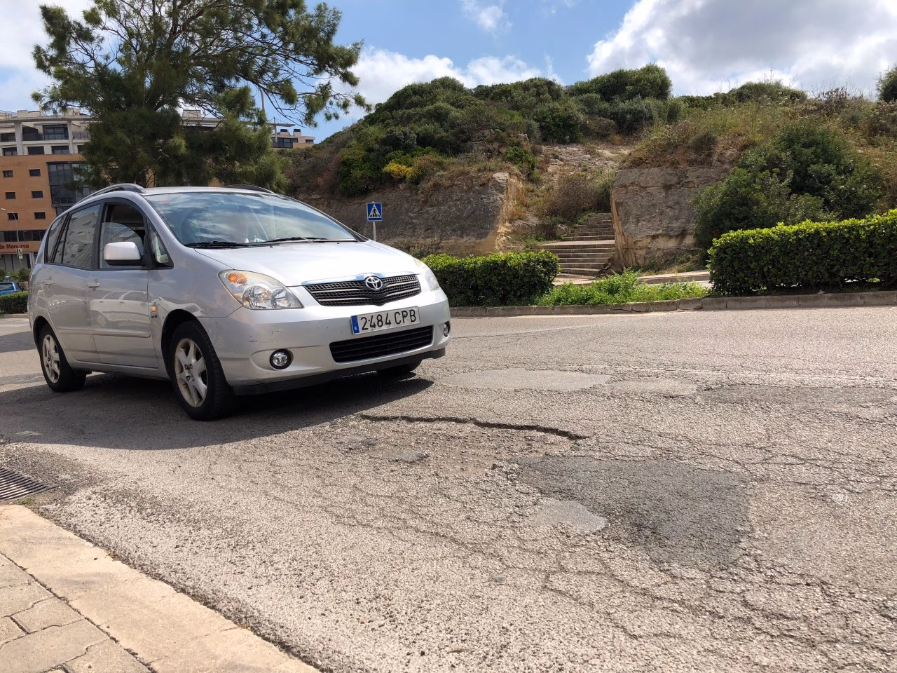 (La foto) A vueltas con los baches en la Via de Ronda de Maó