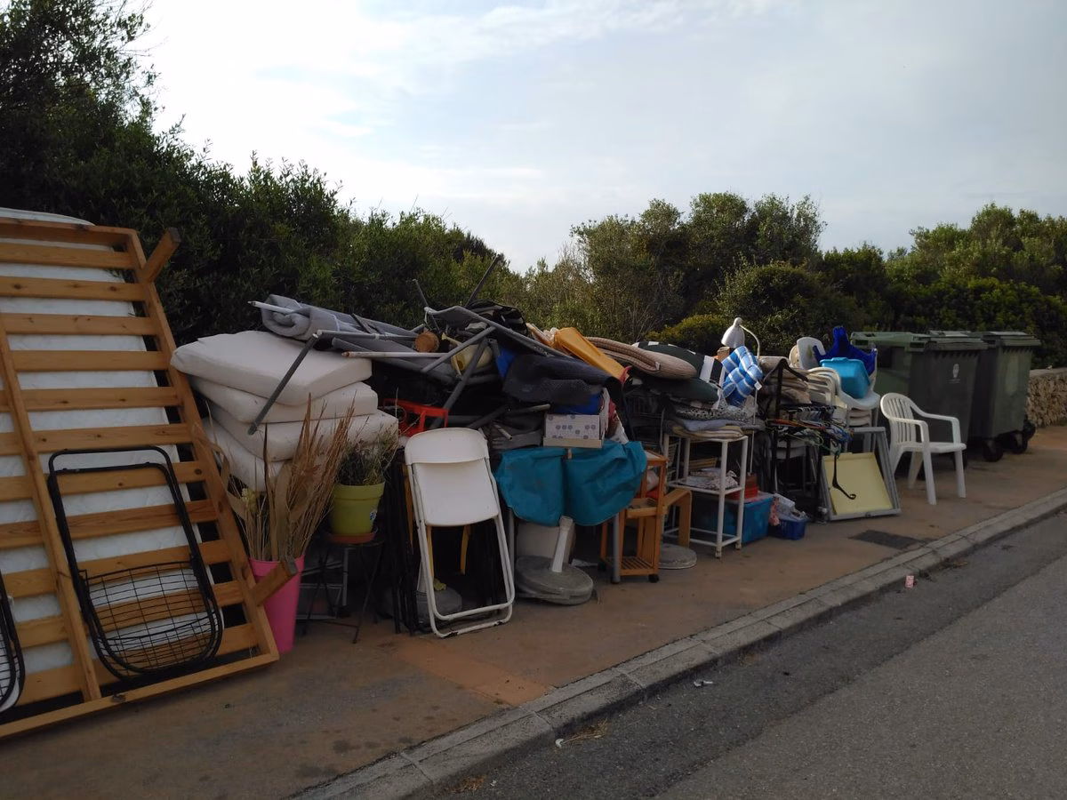 (Galería de fotos) Sofás, muebles, camas... la lucha contra el incivismo en Maó