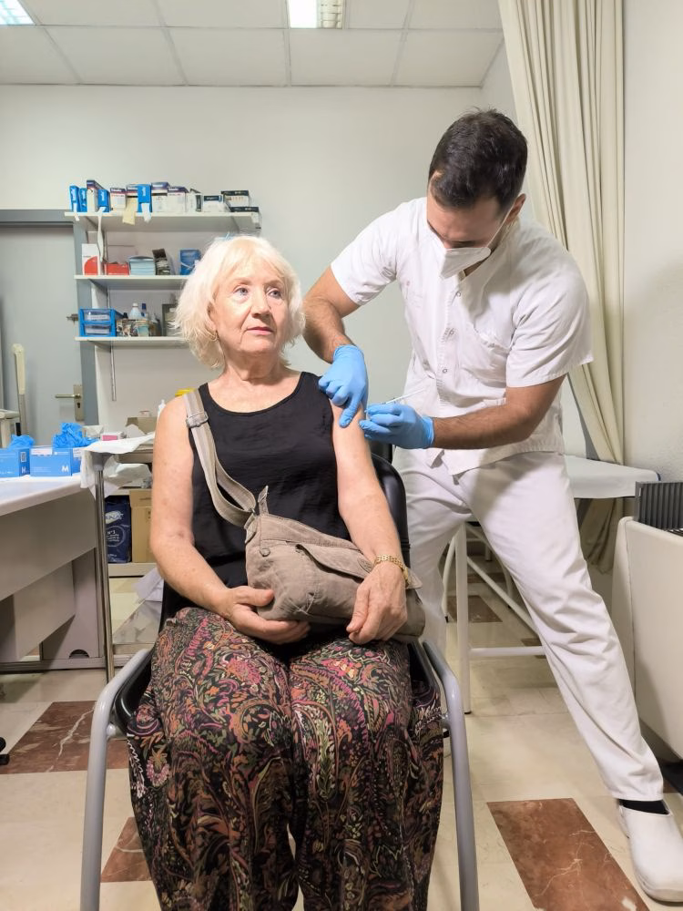 Empieza la vacunación contra la gripe y la COVID-19 para la población de riesgo en los centros de salud
