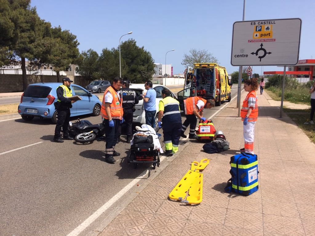 Una mujer herida al empotrar su moto contra la parte trasera de un taxi