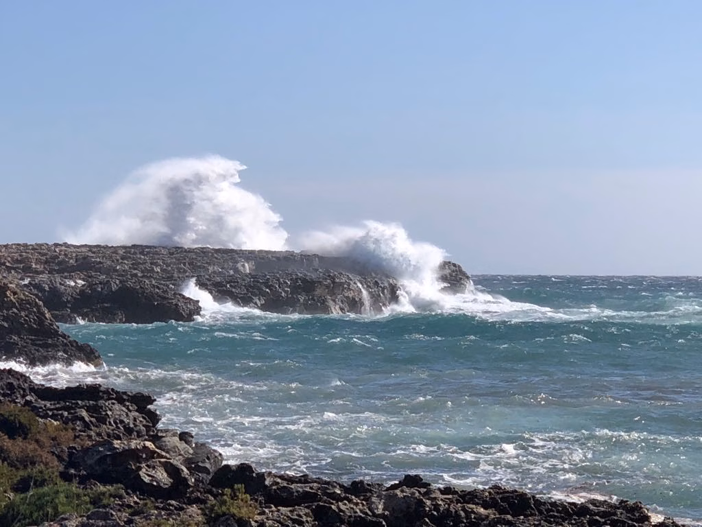 (Vídeo) El temporal azota a la costa de Sant Lluís