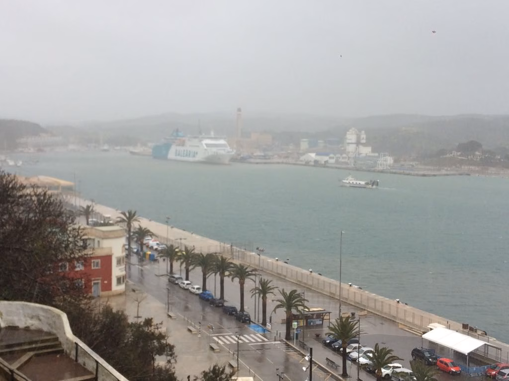 Cierra también el puerto de Maó y Ciutadella registra numerosos incidentes