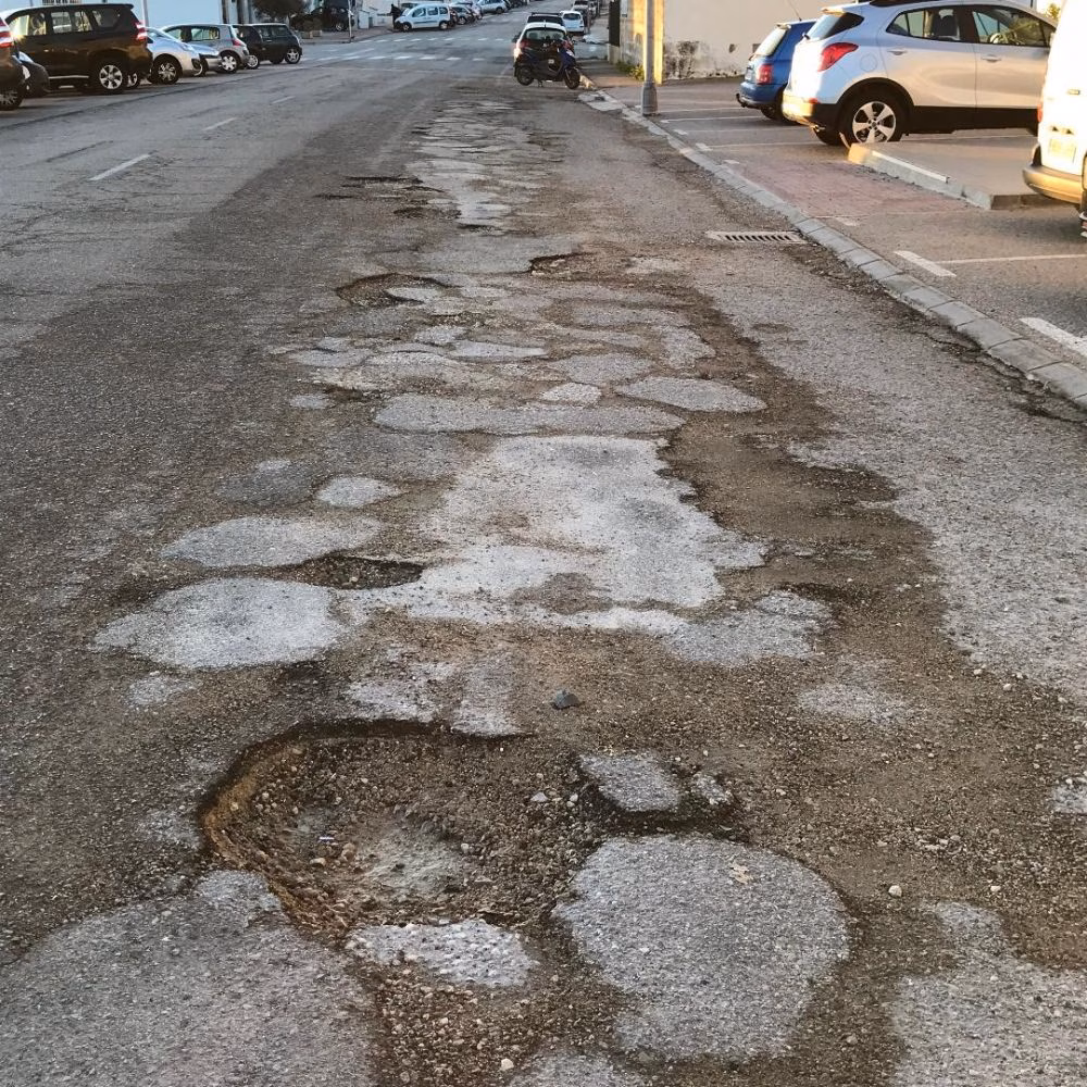 (Galería de fotos) Denuncian el mal estado de varias calles y un parque de Ciutadella