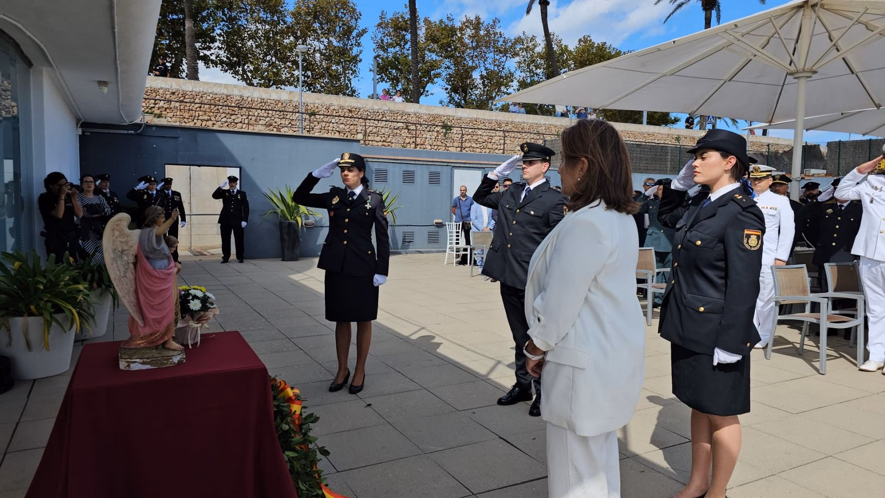 (Fotos) Homenaje a la Policía Nacional en Maó durante la celebración de los Santos Ángeles Custodios