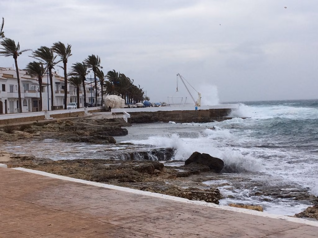 (Vídeos) Así está golpeando el temporal a la costa sur de Menorca