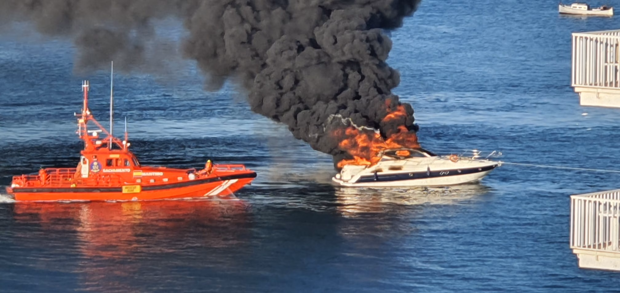 (Vídeo) Un yate se incendia en aguas de Cala Corb